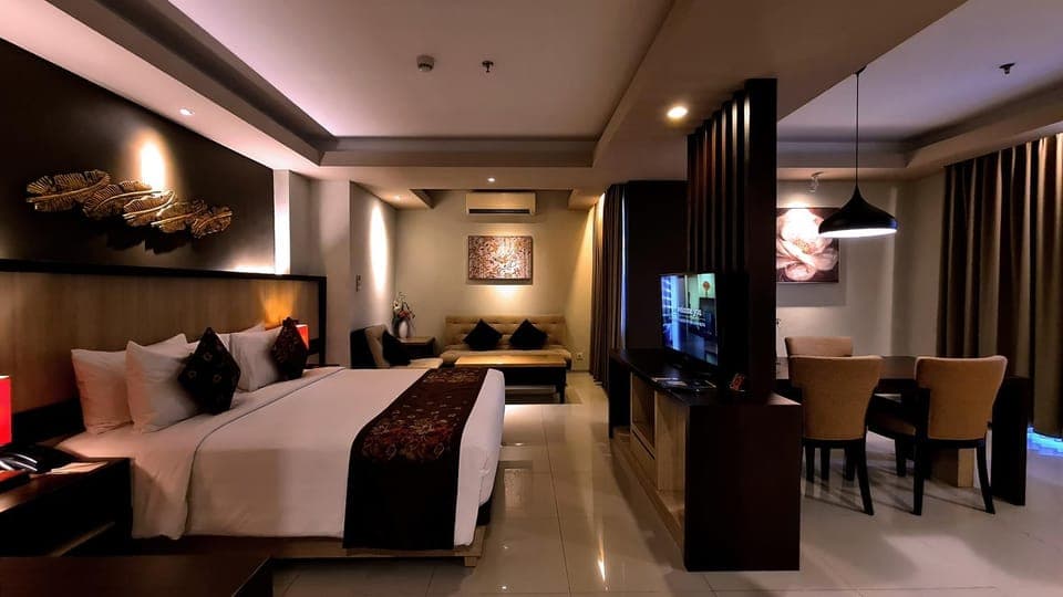 Bed, Seating area, Dining area, Bedroom, locker, air conditioner