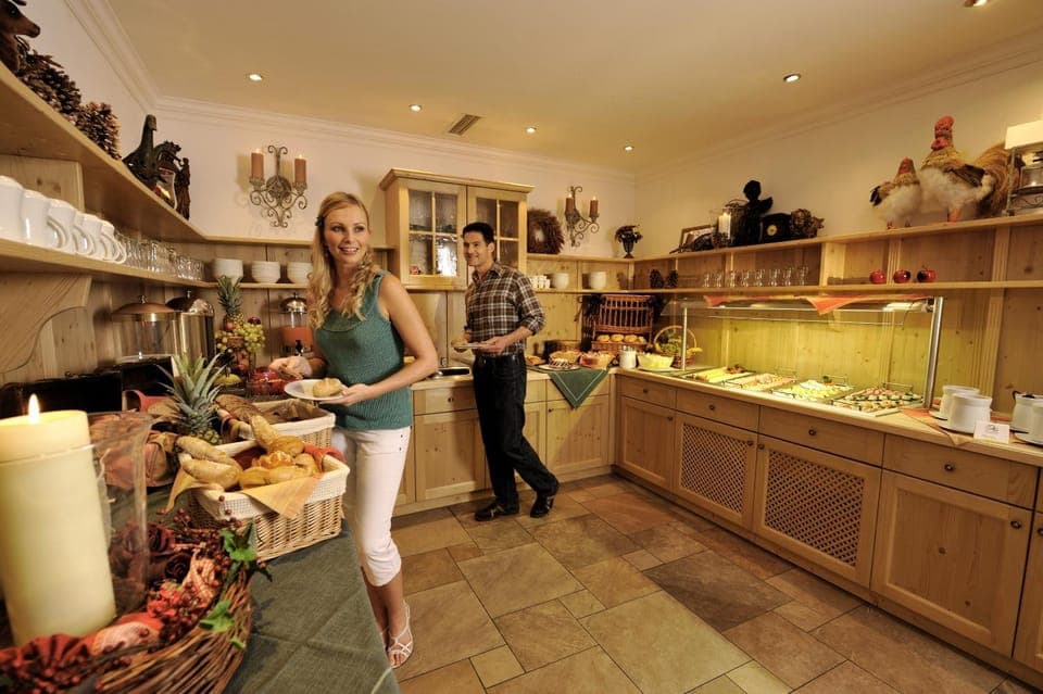 Restaurant/places to eat, People, Buffet breakfast, group of guests