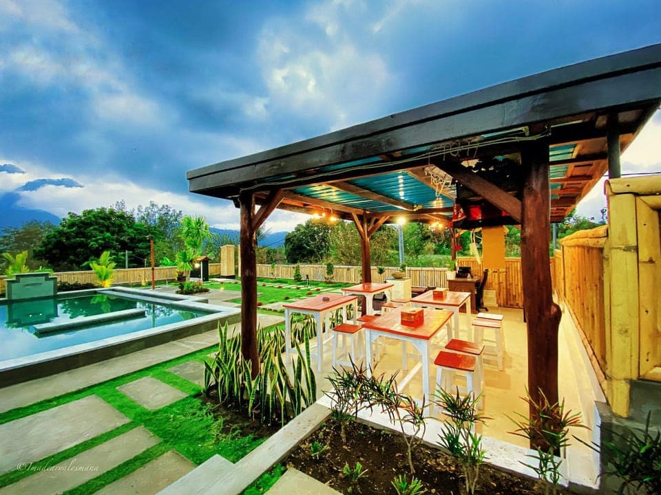 Restaurant/places to eat, Pool view, Swimming pool