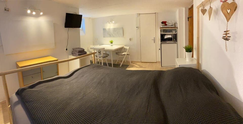 Bed, Seating area, Dining area