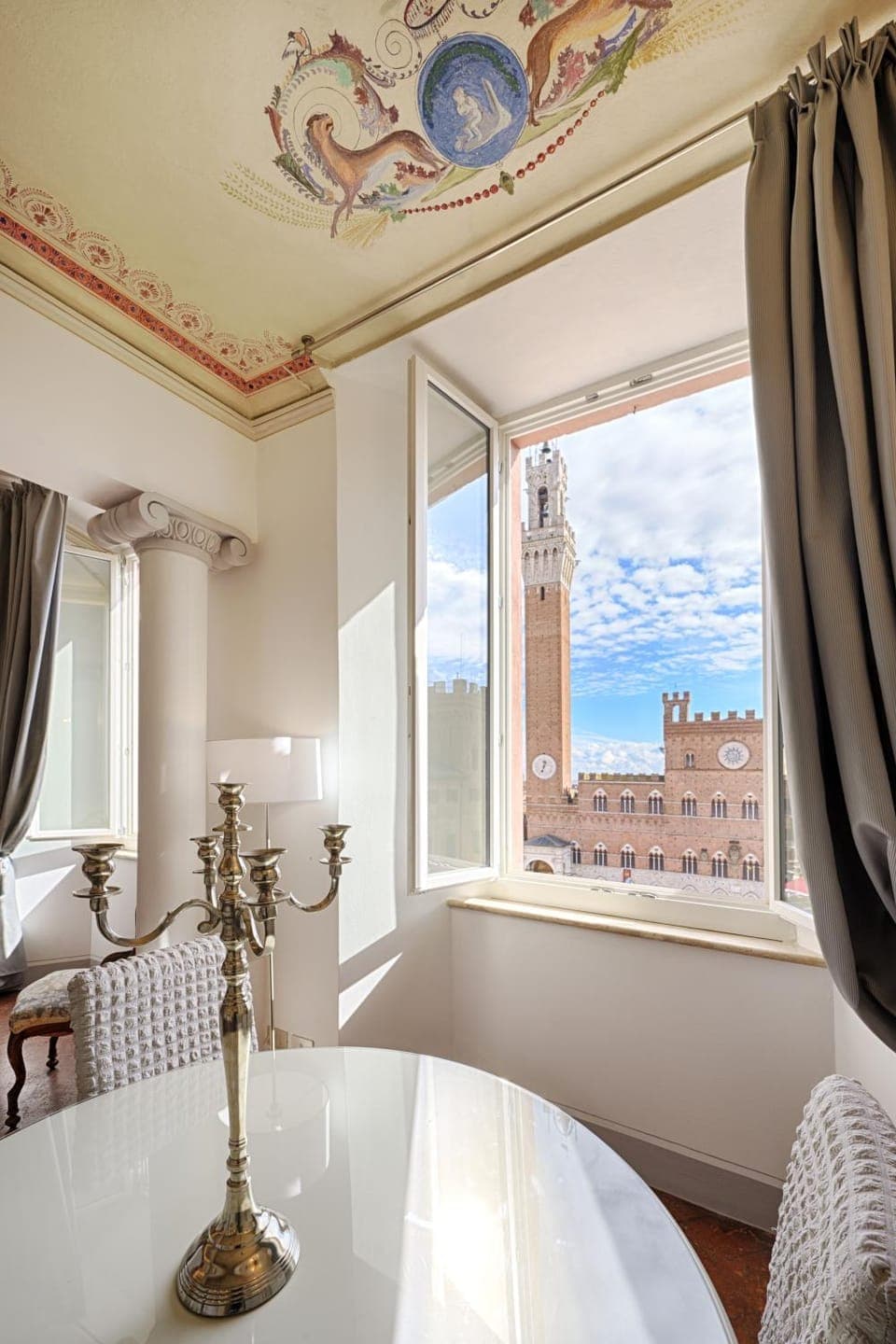 Photo of the whole room, Seating area