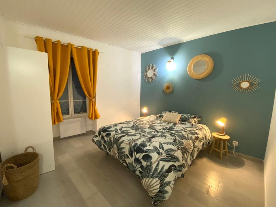 Photo of the whole room, Bedroom