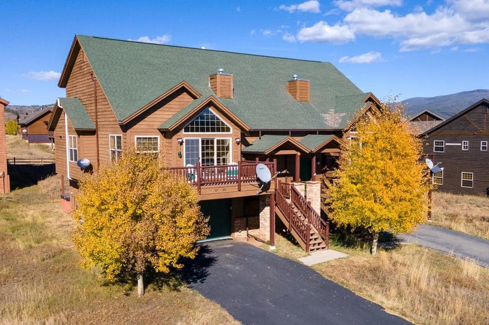 Property building, Bird's eye view, Balcony/Terrace, Autumn, Mountain view, Parking