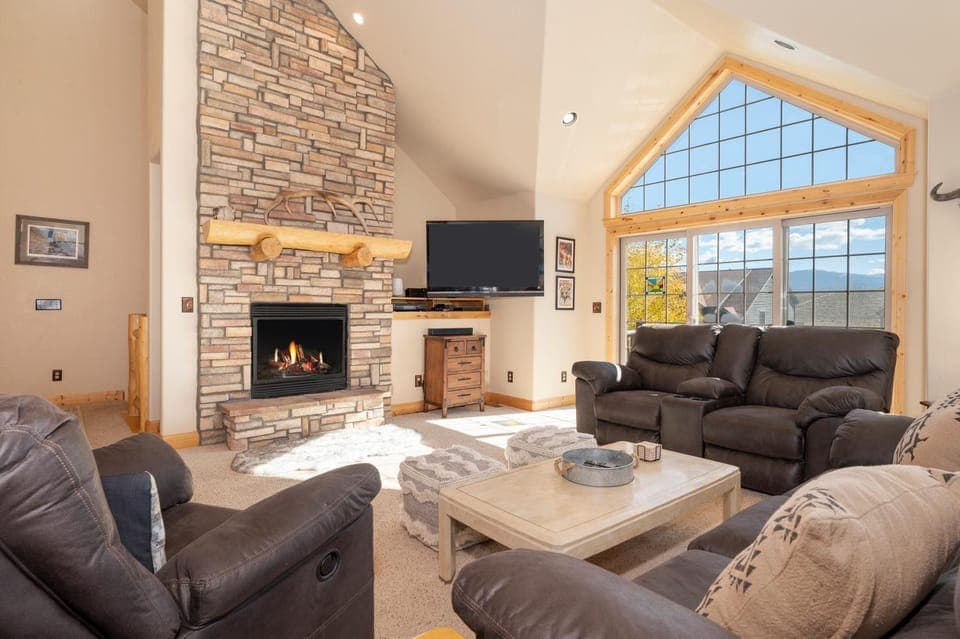 TV and multimedia, View (from property/room), Living room, fireplace, furniture