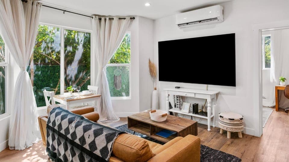 Communal lounge/ TV room, TV and multimedia, Living room, Seating area, Evening entertainment, air conditioner