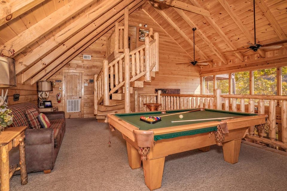 Brown Bear Lodge, Game Room, Awesome Mountain Views, Hot Tub, WIFI!!! Chalet in Sevier County