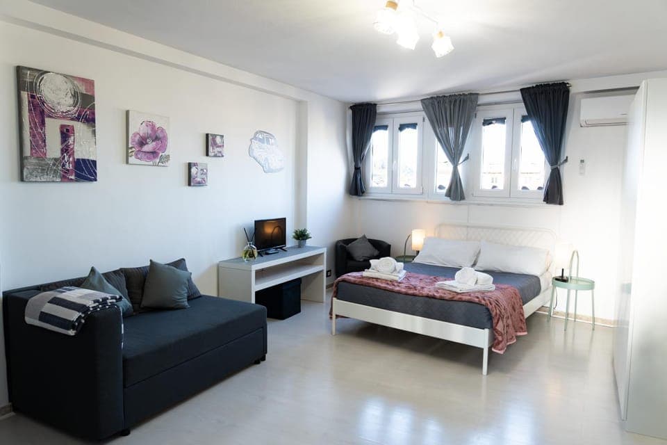 Bed, TV and multimedia, Living room, Photo of the whole room, Seating area, Bedroom, towels