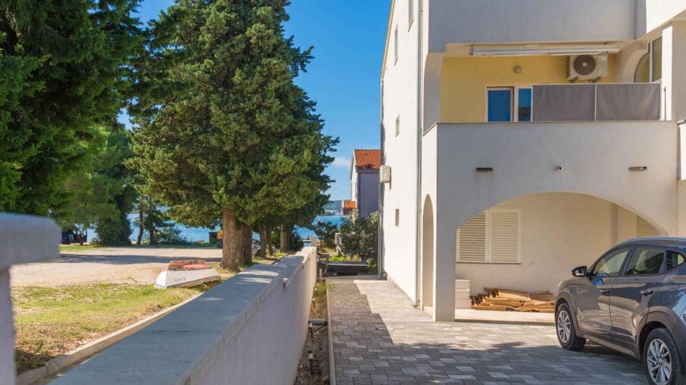 Property building, Summer, Parking