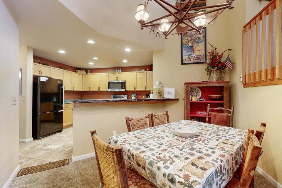 Riverside Treehouse Apartment in Edwards