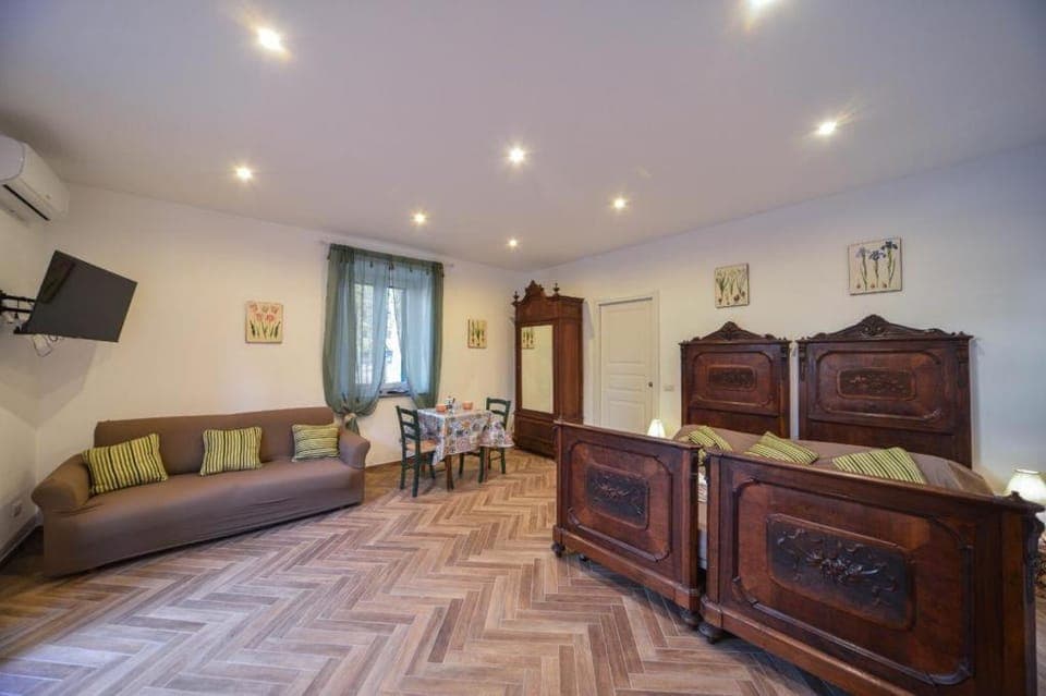 Communal lounge/ TV room, TV and multimedia, Living room, Seating area, Evening entertainment