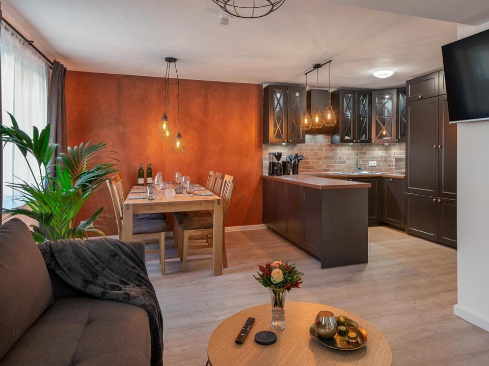 TV and multimedia, Kitchen or kitchenette, Living room, Seating area, Dining area