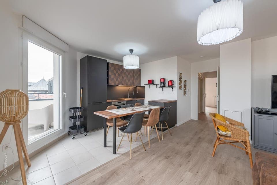 Seating area, Dining area