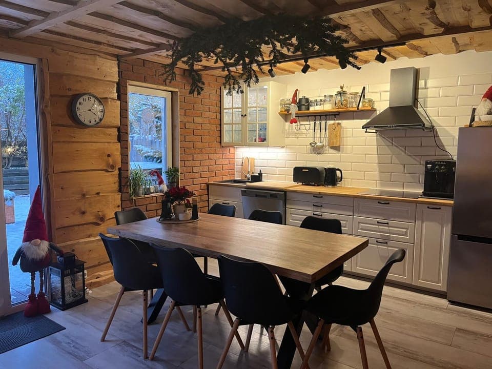 Coffee/tea facilities, Kitchen or kitchenette, Seating area, Dining area