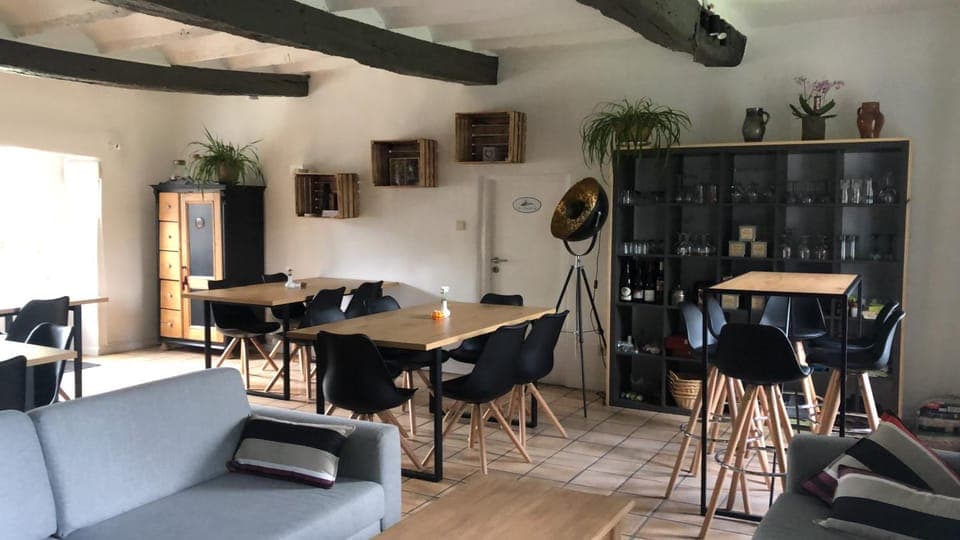 Property building, Restaurant/places to eat, Lounge or bar