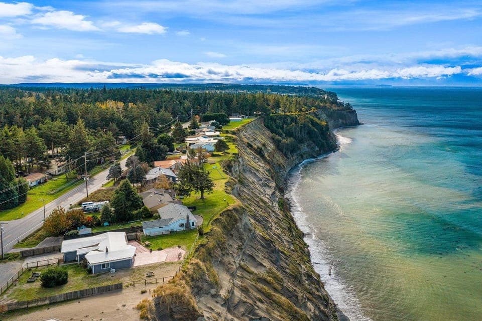 Property building, Nearby landmark, Spring, Day, Neighbourhood, Natural landscape, Bird's eye view, Sea view