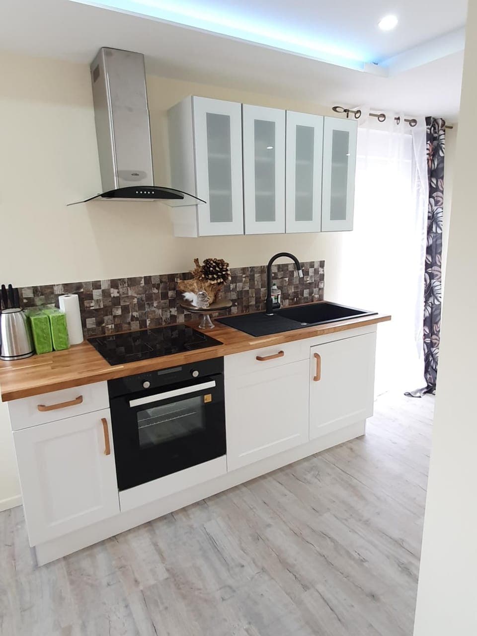 Coffee/tea facilities, Kitchen or kitchenette, oven, stove