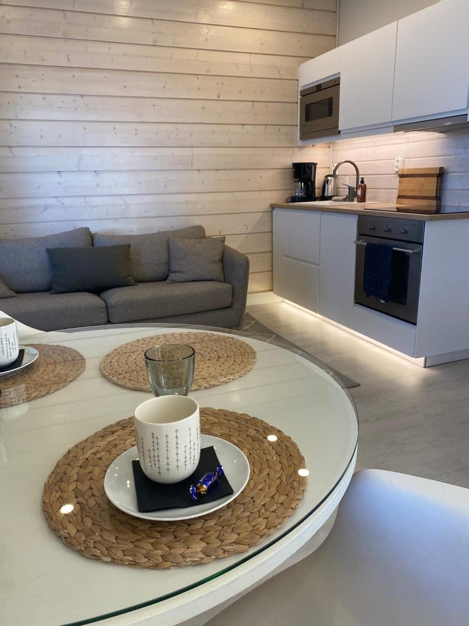 Kitchen or kitchenette, Living room, Seating area, Dining area