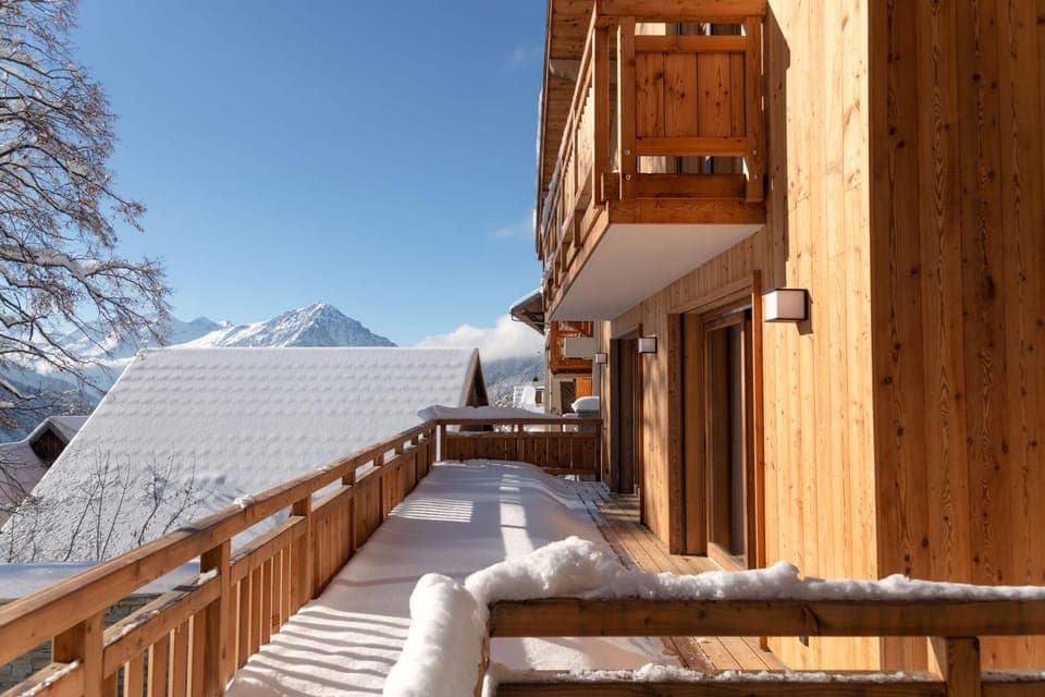 Property building, Patio, Day, Natural landscape, Winter, View (from property/room), Balcony/Terrace, Mountain view