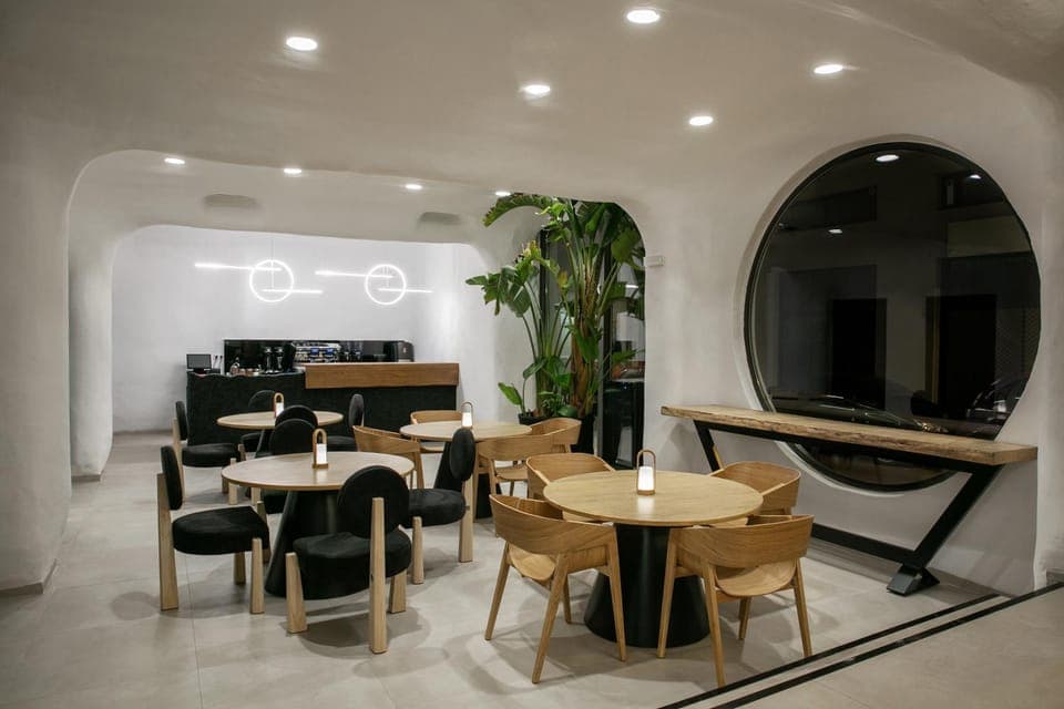 Restaurant/places to eat, Lounge or bar