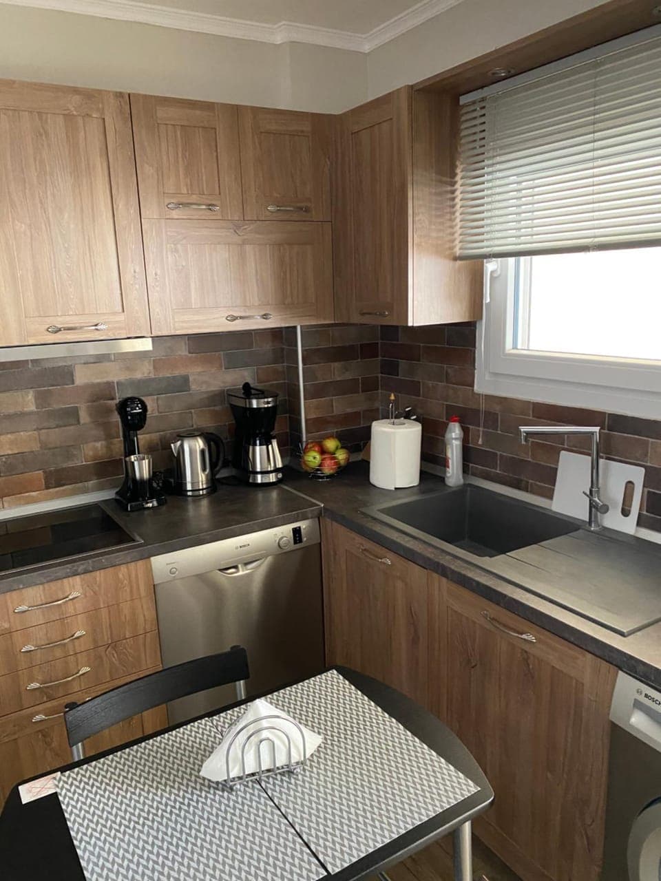 Coffee/tea facilities, Kitchen or kitchenette, dishwasher, stove