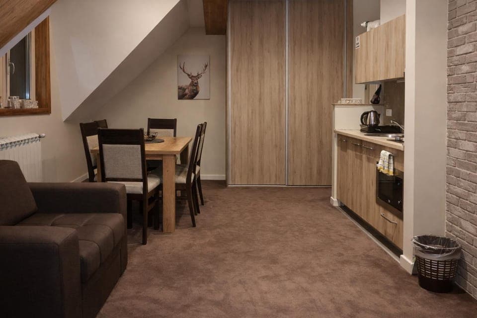 Kitchen or kitchenette, Seating area, Dining area, kitchen