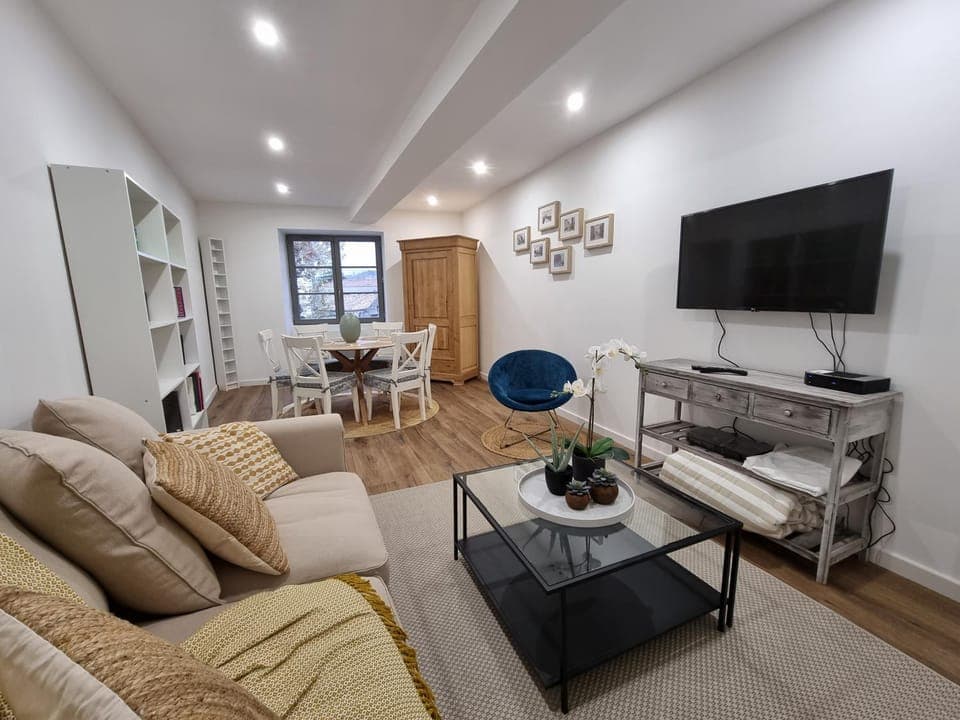 Communal lounge/ TV room, TV and multimedia, Living room, Dining area