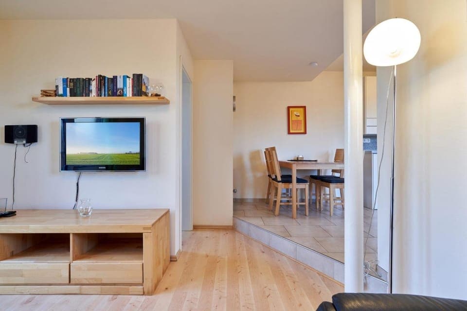 TV and multimedia, Kitchen or kitchenette, Living room, Seating area, Dining area