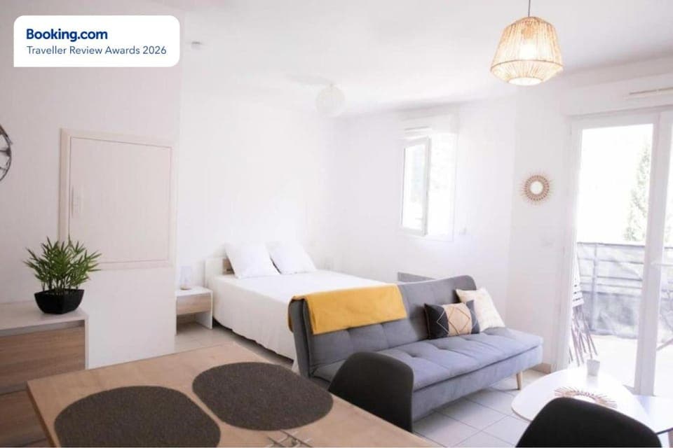 Photo of the whole room, Bedroom