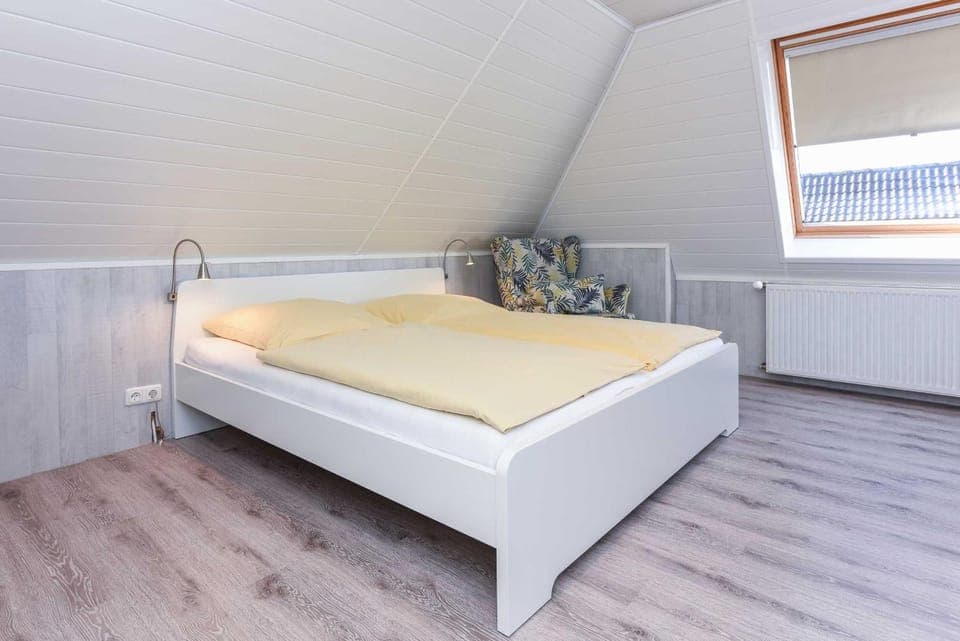 Photo of the whole room, Bedroom