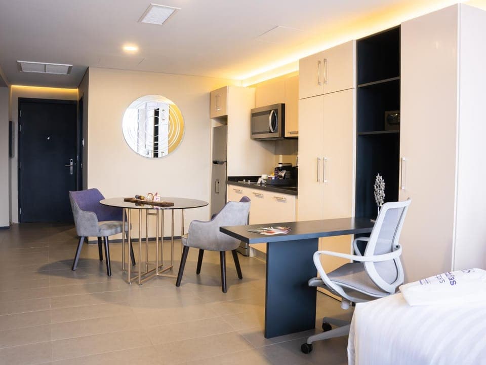 Kitchen or kitchenette, Dining area