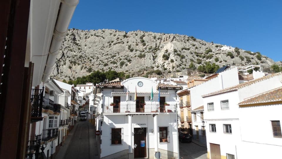 Nearby landmark, Off site, Neighbourhood, Mountain view, Street view