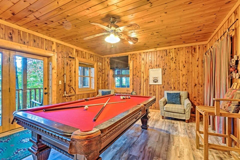 Smokies Cabin w/ Hot Tub! Group Adventure Base Cabin in Pigeon Forge