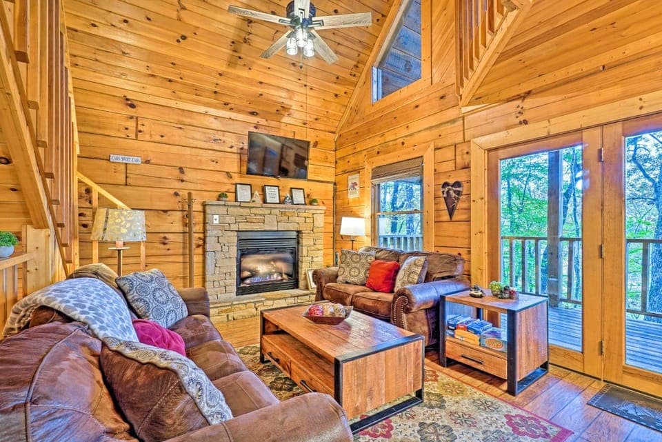 Smokies Cabin w/ Hot Tub! Group Adventure Base Cabin in Pigeon Forge