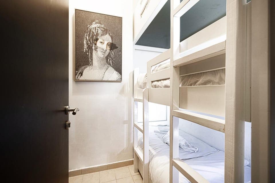 Bed, Photo of the whole room, Bedroom, bunk bed, towels