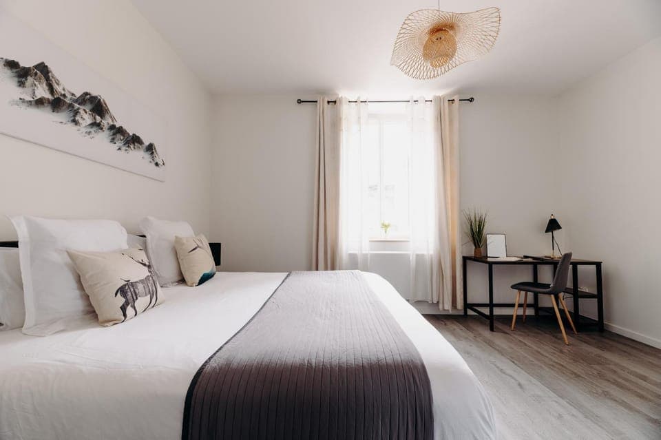 Photo of the whole room, Bedroom