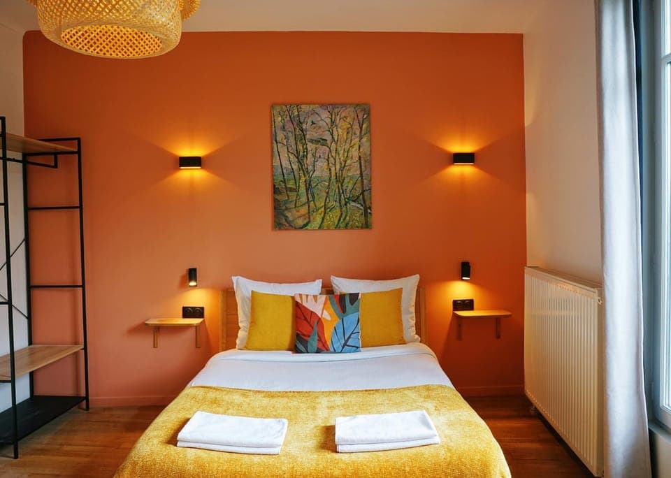 Bed, Bedroom, towels