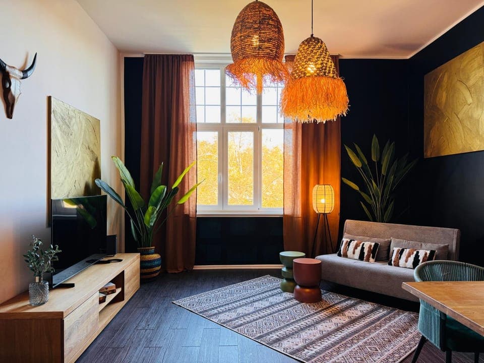 Bed, TV and multimedia, Seating area