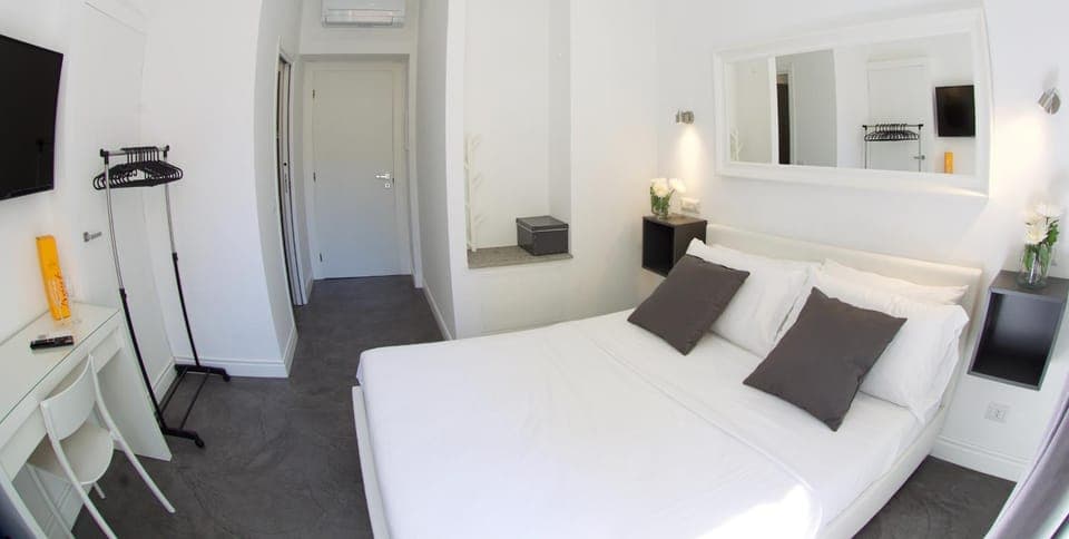 Bed, TV and multimedia, Photo of the whole room, Bedroom, wardrobe, air conditioner