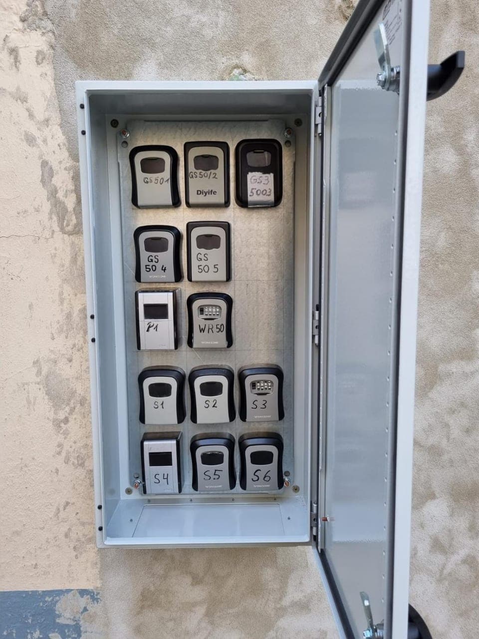 Facade/entrance, safe