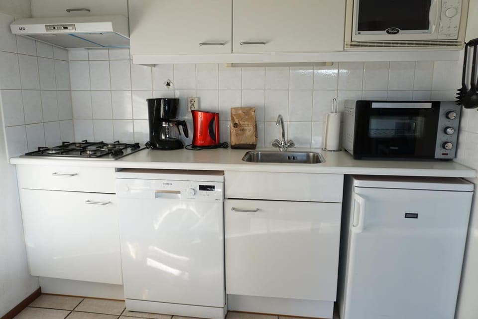 Coffee/tea facilities, dishwasher, microwave, oven, kitchen
