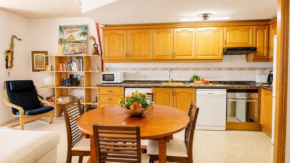 Coffee/tea facilities, Dining area, dishwasher, furniture, oven, stove, toaster