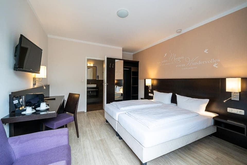 Bed, TV and multimedia, Photo of the whole room, Seating area