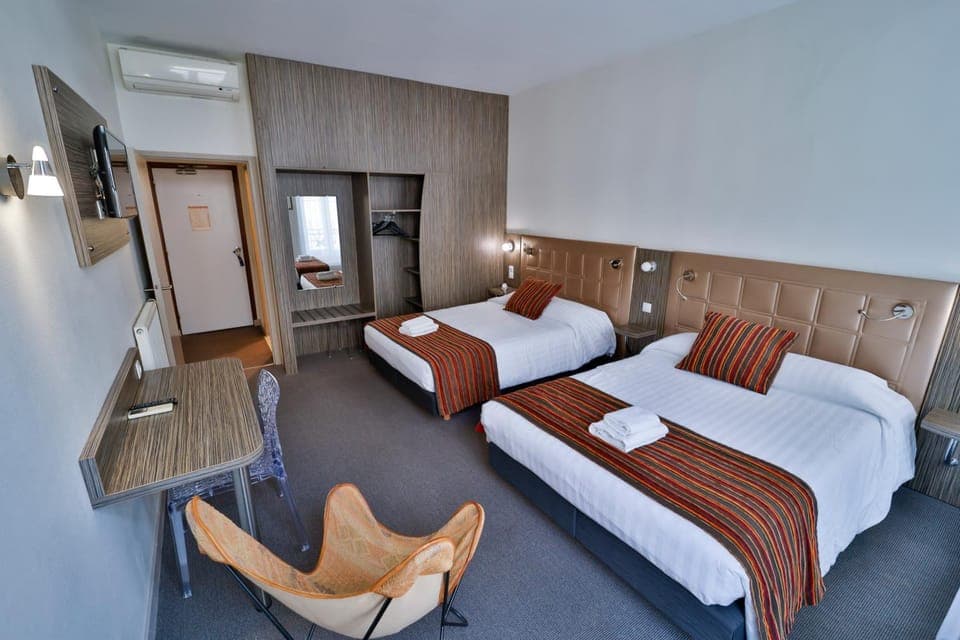 Bed, TV and multimedia, Photo of the whole room, Bedroom, towels, wardrobe, air conditioner
