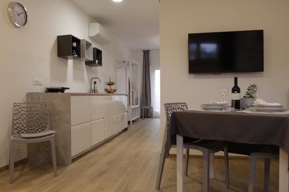 TV and multimedia, Coffee/tea facilities, Living room, Seating area, Dining area