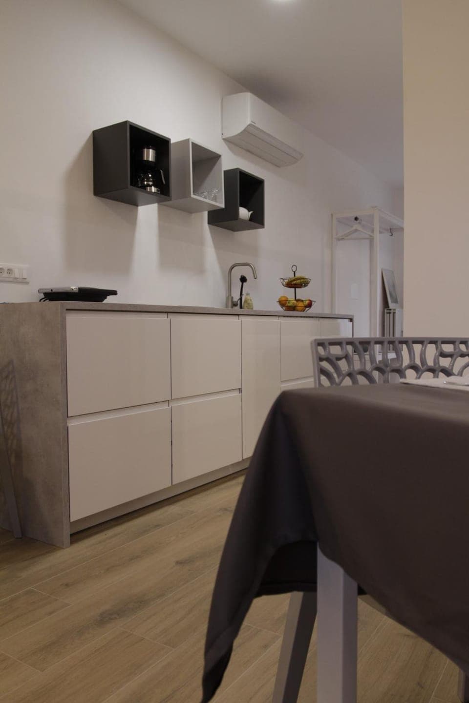 Kitchen or kitchenette, Dining area, Communal kitchen