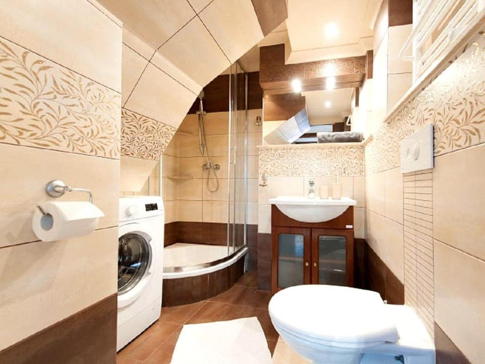 Shower, Toilet, Bathroom, Decorative detail, towels