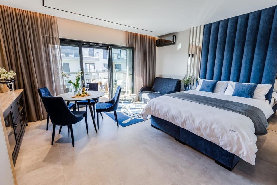 Bed, Living room, Photo of the whole room, Seating area, Dining area, Bedroom