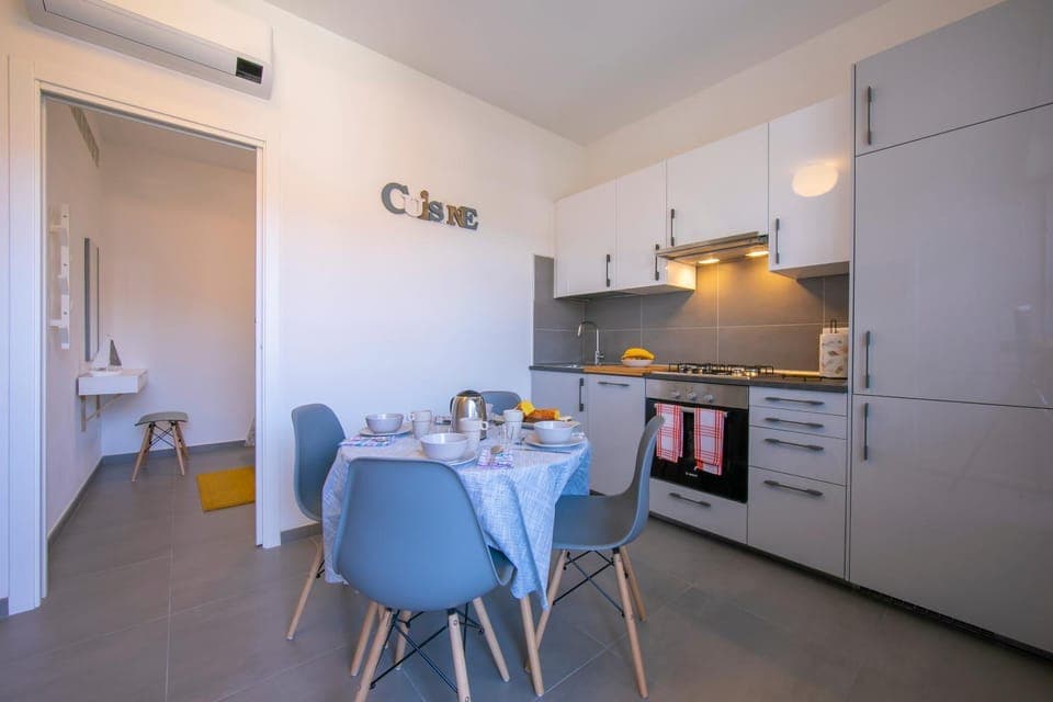 Kitchen or kitchenette, Dining area