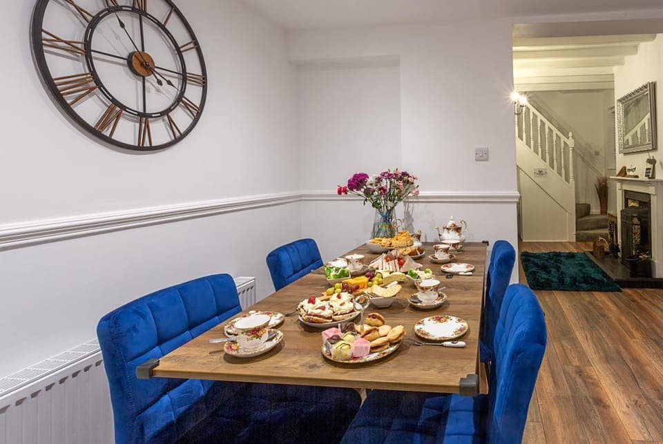 Living room, Food and drinks, Seating area, Dining area, Food