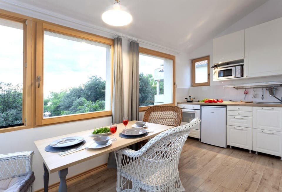 Kitchen or kitchenette, Dining area